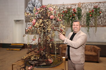 Der Florist und Designer aus Bad Neuenahr ist fr seine auergewhnlichen Dekorationen und floralen Arrangements bekannt. Fr sein Werkstck Verwurzelt in Mannheim erhielt er die Groe Goldmedaille der Deutschen Bundesgartenschau-Gesellschaft (DBG).