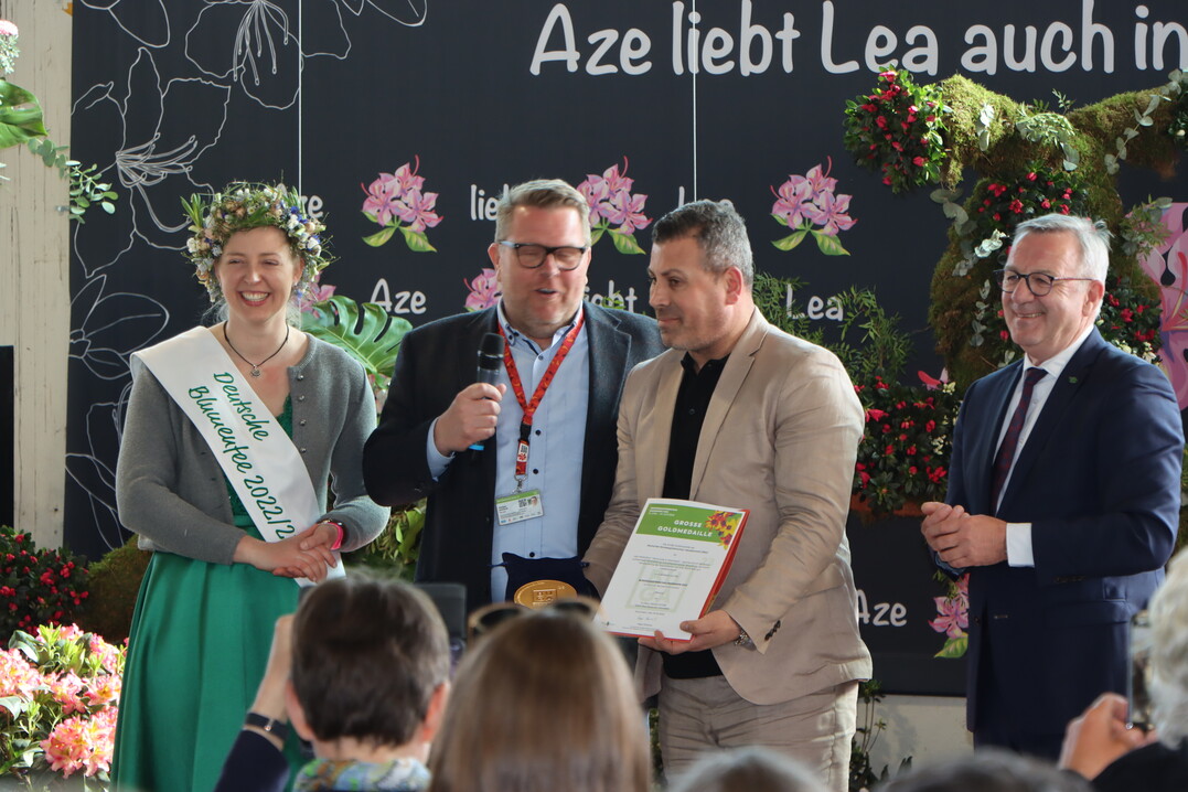 Freut sich ber die Groe Goldmedaille der Deutschen Bundesgartenschau-Gesellschaft
(DBG): Hallengestalter Mehmet Yilmaz (2. von rechts) er erhielt den Preis von
ZVG-Prsident Jrgen Mertz (rechts), Rdiger Eckhardt von der DBG und der Deutschen
Blumenfee Regina Haindl.