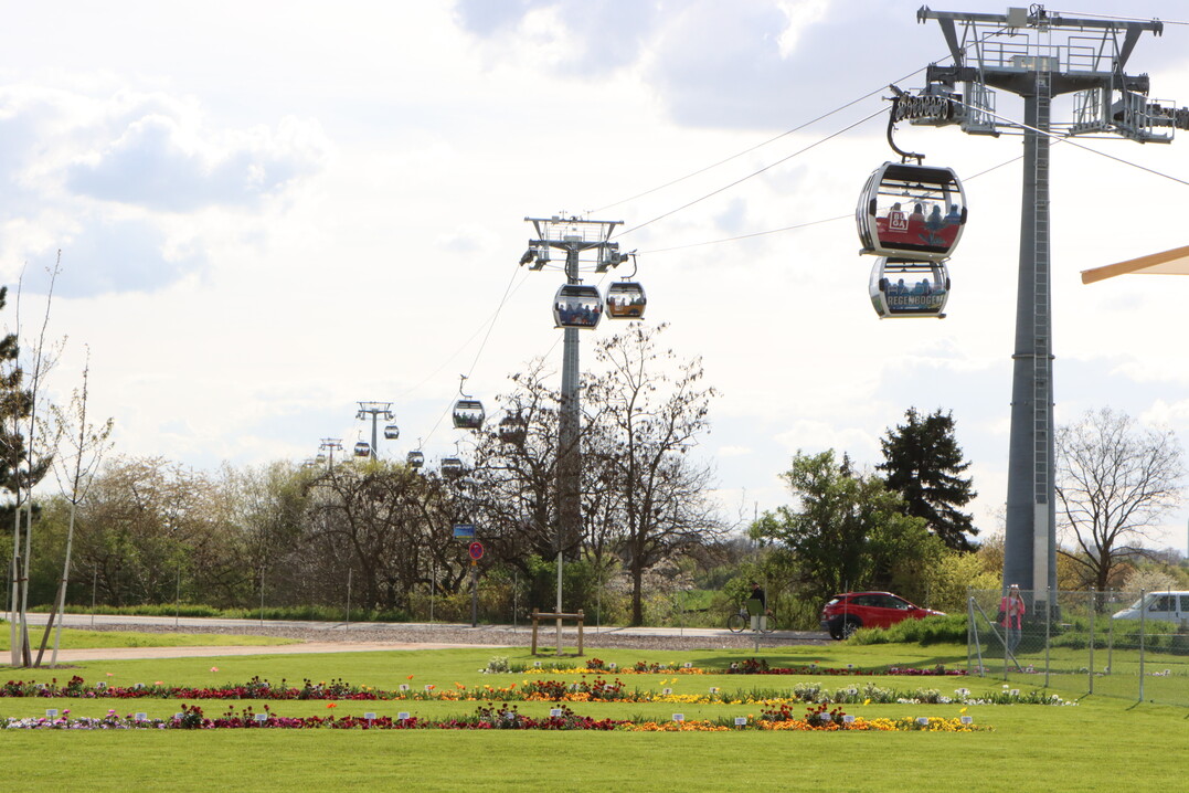 Whrend der Fahrt berwindet die Seilbahn eine Strecke von zwei Kilometern. Die Fahrt dauert sieben bis acht Minuten.