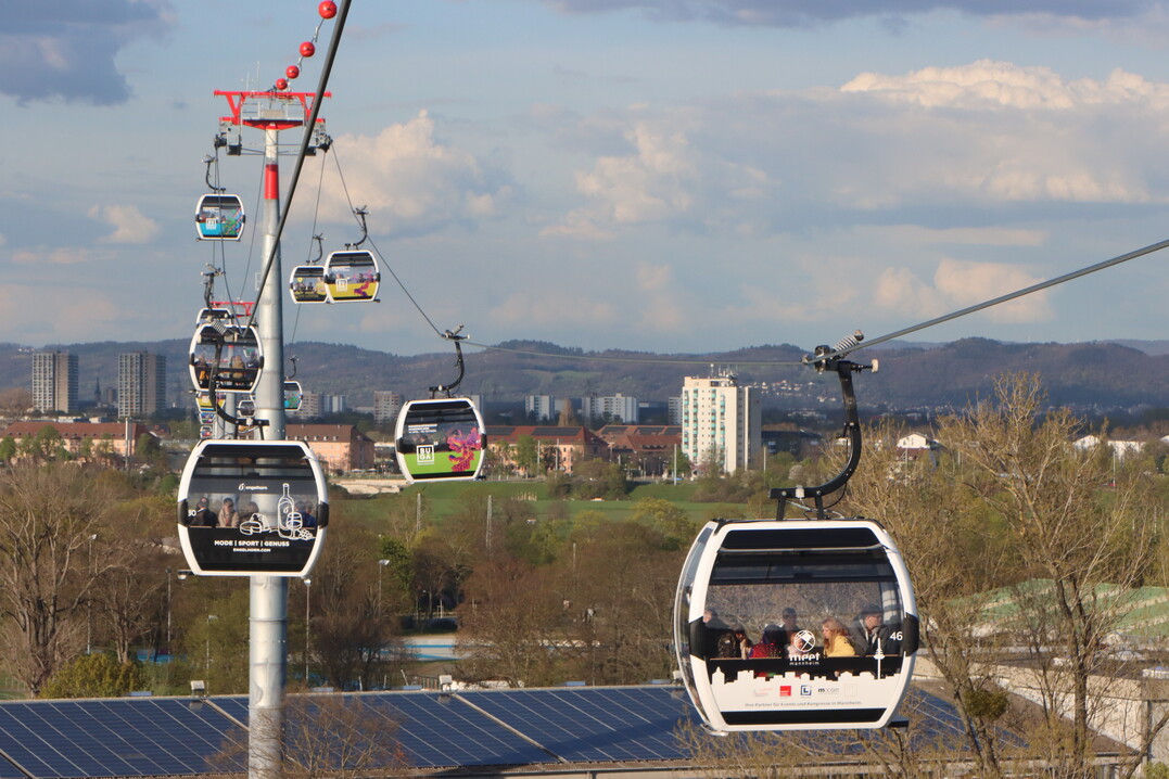 Zur Seilbahn gehren 64 Kabinen.