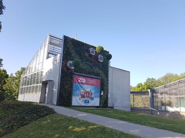Waagerechte Bume begrnen die Wand eines Gebudes der Universitt Hohenheim.