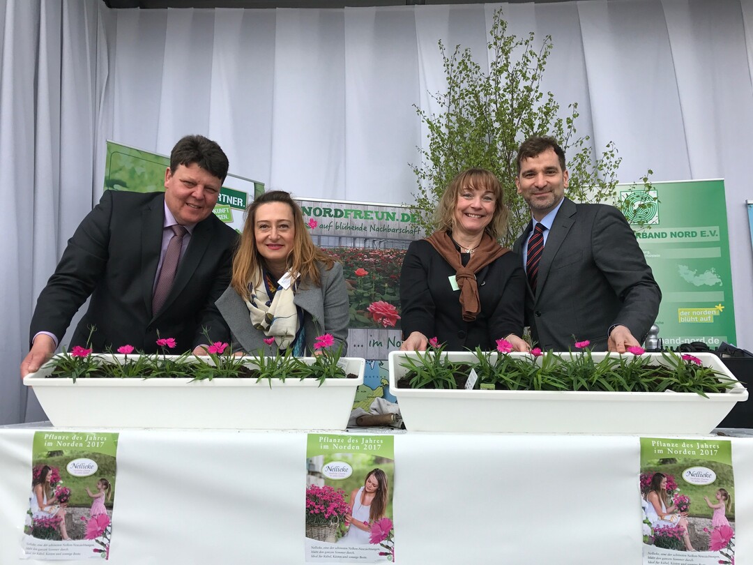 (v. li) Andreas Kröger, Vizepräsident des Gartenbauverbandes Nord e.V. und zugleich Präsident der Landwirtschaftskammer Hamburg, Samira Stein-Softic, Initiatorin der Veranstaltung „Hamburg mein Garten“, Angela Becker, Vorsitzende des Landfrauenverbandes Hamburg sowie Markus Pitz, Abteilungsleiter Agrarwirtschaft in der Hamburger Wirtschaftsbehörde, erklärten die Beet- und Balkonpflanzensaison 2017 für eröffnet.