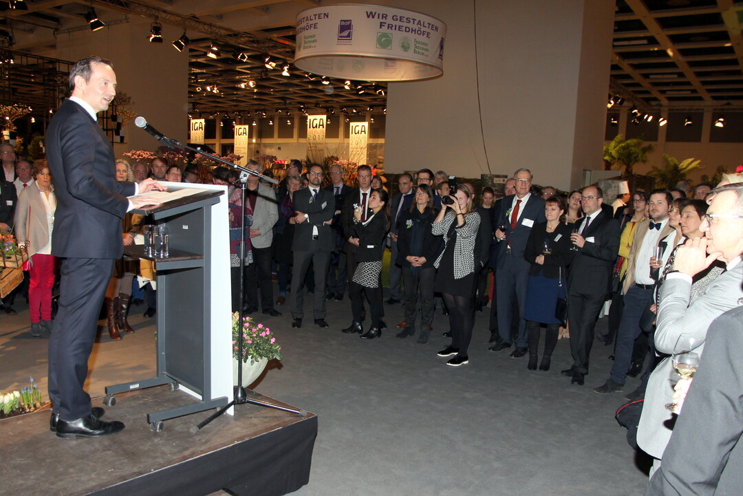 Dr. Volker Wissing, Minister fr Wirtschaft, Verkehr, Landwirtschaft und Weinbau Rheinland-Pfalz, sprach beim Blumenhallenempfang des Zentralverbands Gartenbau (ZVG) am 19. Januar 2017 ebenfalls ein Gruwort. Sein Bundesland war in diesem Jahr mit dem Weindorf ebenfalls in der Blumenhalle prsent.
