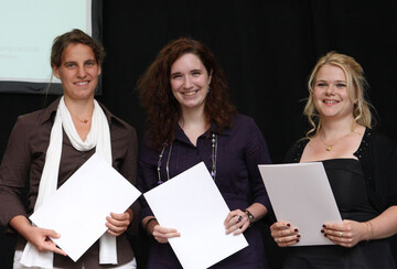 Laura Schott, Lisa Badstieber und Diana Schneider (von links) haben als erste Masterabsolventinnen im Studiengang Gartenbauwissenschaft ihre Urkunden erhalten. Sie beendeten im Sommersemester 2009 erfolgreich ihr Studium und sind nun die ersten Geisenheimer Master of Science in Gartenbauwissenschaft