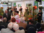 Festveranstaltung im Garten-Center Kiefl, stehend: Landwirtschaftsminister Josef Miller mit Frau Elisabeth Miller. Auf der Bühne die Band "Willie-le-Truc".