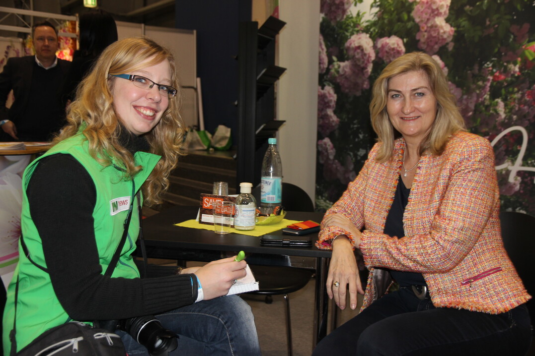 Julia Schenkenberger, Messereporterin fr die IPMnews (links), im Gesprch mit Martina Mensing-Meckelburg, Vorstandsvorsitzende des Verbands Deutscher Garten-Center.