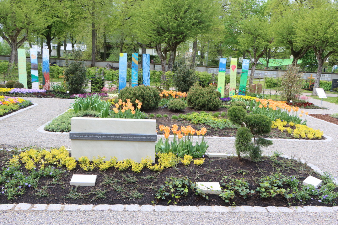 Beispiel einer gärtnerbetreuten Grabanlage auf der Gartenschau Balingen 2023.