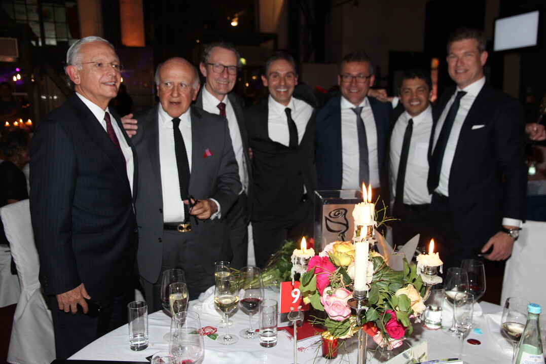 Groe Freude bei den kolumbianischen Kollegen des Gartenbauunternehmens El Capiro, das in diesem Jahr als "International Grower of the Year" ausgezeichnet wurde und zwar von der internationalen Gartenbauorganisation AIPH. El Capiro produziert Schnitt- und Topfchrysanthemen.