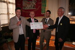 Josef Fischer (links, daneben Obermeister Friedrich Reim) übergibt den Erlös der Aktion „Benefiz-Geranie“ an Lutz Pakendorf, Geschäftsführer von Grün für K.I.D.s und den Fachbeiratsvorsitzenden Peter Botz
