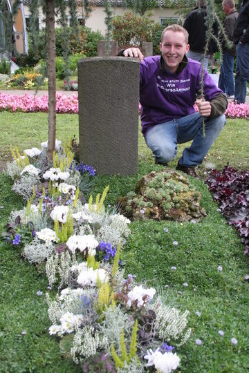 Christian Walz, Stuttgart, ist der erste Deutsche Meister der Friedhofsgrtner. In der erstmals ausgetragenen Deutschen Meisterschaft im Rahmen der Friedhofstechnik in Essen berzeugte Walz mit einem in Wellenform modellierten Grab. 