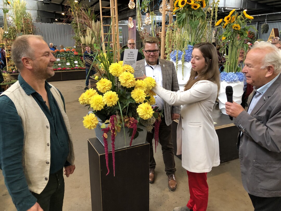 Nun hat die edle gelbe Dahlie einen Namen: 
die Schne heit "BUGA Heilbronn 2019". Von links nach rechts agierten bei der Taufe:
Dirk Panzer, Rdiger Eckhardt, Ausstellungsbevollmchtiger der DBG, Corinna Klein, Grtnerische
Ausstellungen der DBG, Zchter Heinz Panzer, Seniorchef der Grtnerei Paul Panzer.
