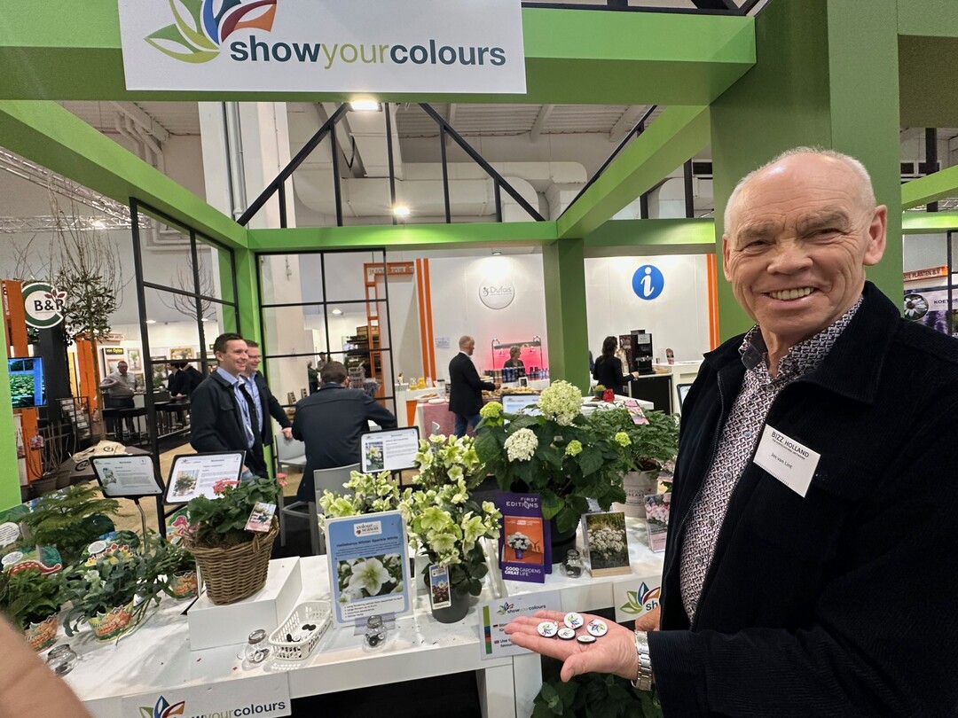 Every vote counted: Jos van Lint from BIZZ Holland shows the coins that the trade public used to vote for their favorites. He organizes the Dutch trade fair presence and the Show Your Colours Award.