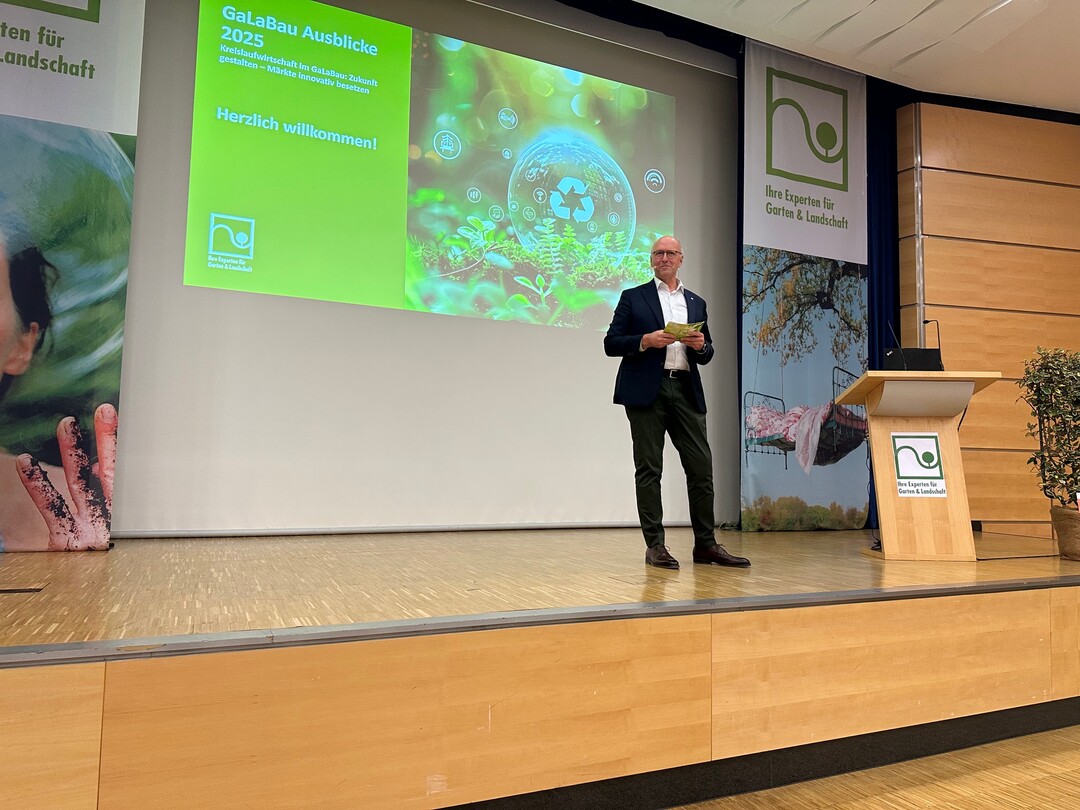 Josef Mennigmann, President of VGL NRW, welcomed participants to the GaLaBau Outlooks during IPM 2025.