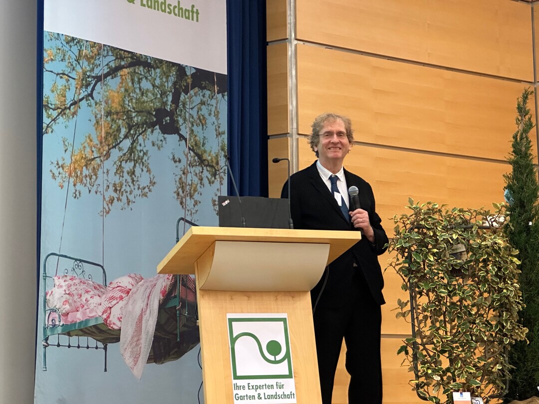 Nachhaltigkeitspionier Prof. Dr. Michael Braungart riet dazu, weniger zu jammern und endlich zu machen  und der Branche, mehr Pflanzen zu verwenden.