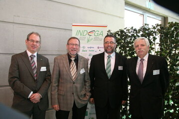 Dr. Hans-Joachim Labowsky (2. von links) verabschiedete sich auf der IPM in Essen in den Ruhestand. Die neue Geschftsfhrung bilden INDEGA-Sekretr Matthias Donners (links) und Harald Braungardt (2. von rechts) als Geschftsfhrendes Prsidiumsmitglied, die zusammen mit INDEGA-Prsident Prof. Dr. Matthias Diezemann optimistisch in die Zukunft der INDEGA blicken. Foto: Roman Hfers