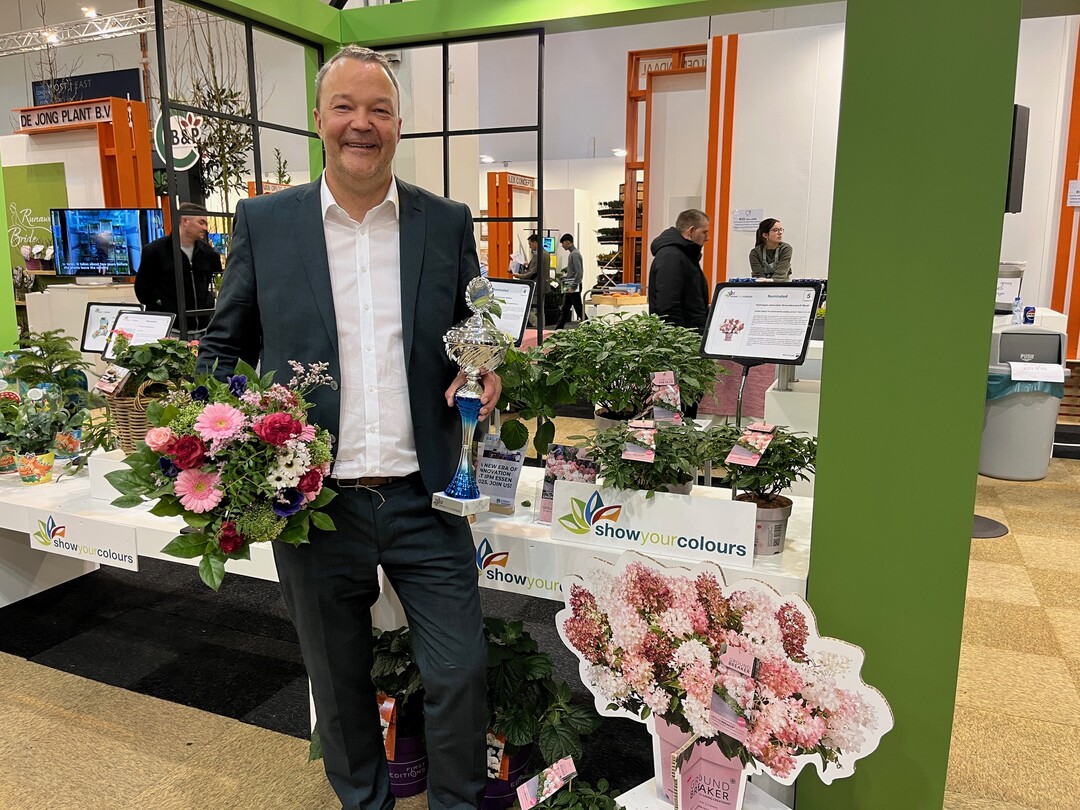 Show Your Colours Award for Heinje tree nurseries: Managing Director Sebastian Heinje took home the coveted trophy from BIZZ Holland for the hydrangea Hydrangea paniculata "Groundbreaker® Blush".<br>