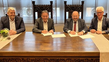 (v.l.n.r.) LGS-Geschftsfhrer Thomas Zaum, Schrobenhausens Brgermeister Harald Reisner, den Vorsitzenden der Bayerischen Landesgartenschaugesellschaft Gerhard Zh und den LGS-Geschftsfhrer Martin Richter-Liebald.