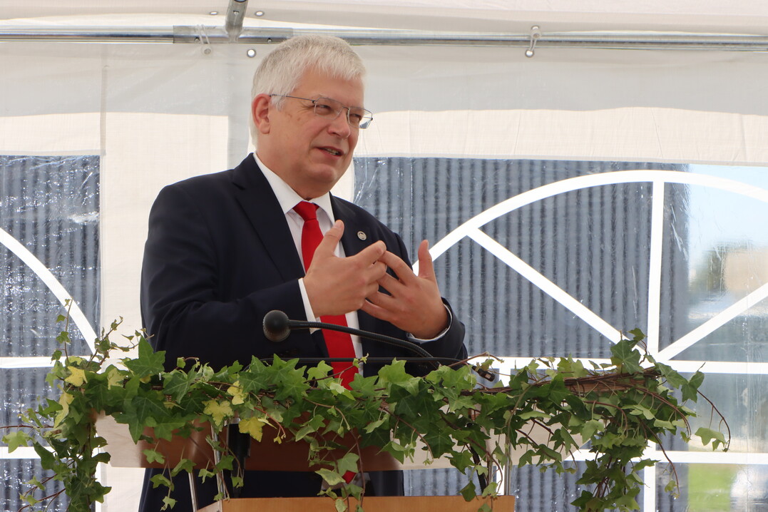   Prof. Dr. Stephan Dabbert, Rektor Universitt Hohenheim, erklrte, dass der Neubau auch zu einer zukunftsfhigen neuen Struktur und mehr Vernetzung innerhalb der Universitt Hohenheim beitrgt.