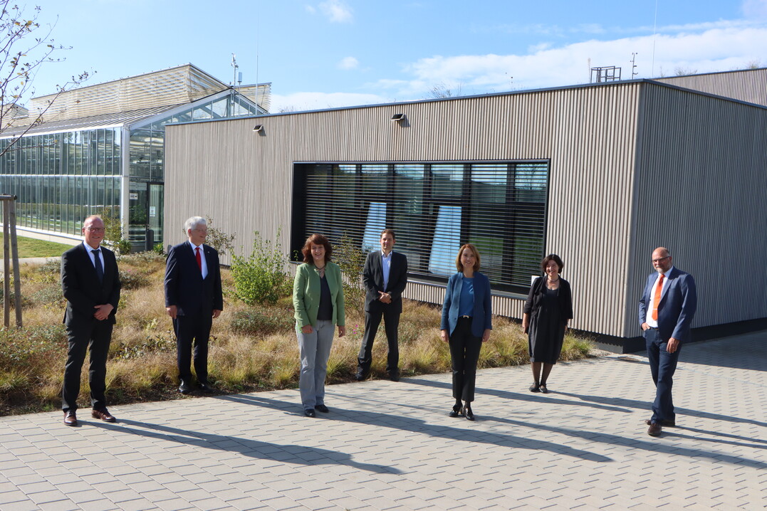 Vor dem neuen Hohenheimer Phytotechnikum mit seinem Büro- und Arbeitstrakt von links: Thomas Fuhrmann (Bürgermeister Referat Wirtschaft, Finanzen und Beteiligungen in Stuttgart), Prof. Dr. Stephan Dabbert (Rektor Universität Hohenheim), Gisela Splett (Finanzstaatssekretärin), Dr. Felix Streiter (Geschäftsführer der Carl-Zeiss-Stiftung), Petra Olschowski (Wissenschaftsstaatssekretärin), Carmen Zinnecker-Busch (Leiterin des Universitätsbauamtes Stuttgart und Hohenheim), Stefan Rühle (Leiter der Serviceeinheit Hohenheimer Gewächshäuser).