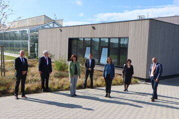  Vor dem neuen Hohenheimer Phytotechnikum mit seinem Bro- und Arbeitstrakt von links: Thomas Fuhrmann (Brgermeister Referat Wirtschaft, Finanzen und Beteiligungen in Stuttgart), Prof. Dr. Stephan Dabbert (Rektor Universitt Hohenheim), Gisela Splett (Finanzstaatssekretrin), Dr. Felix Streiter (Geschftsfhrer der Carl-Zeiss-Stiftung), Petra Olschowski (Wissenschaftsstaatssekretrin), Carmen Zinnecker-Busch (Leiterin des Universittsbauamtes Stuttgart und Hohenheim), Stefan Rhle (Leiter der Serviceeinheit Hohenheimer Gewchshuser).