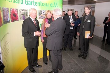 In einer langen Schlange standen die Gste, um Karl Zwermann und seine Frau Karin Zwermann zu verabschieden und um ihnen zu danken