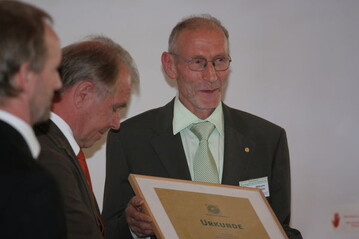 Willy Hfer (rechts), Eislingen, erhielt von ZVG-Prsident Heinz Herker (Mitte) die Goldene Ehrennadel des Zentralverbands Gartenbau.