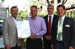 Beat Graf (zweiter von links) ist der Gewinner des auf der öga 2012 vergebenen Medien Award zur Nachhaltigkeit. Links Martin Trüssel, Verlagsleiter von dergartenbau, rechts Marc Alber und Christoph Killgus, Verlag Eugen Ulmer.