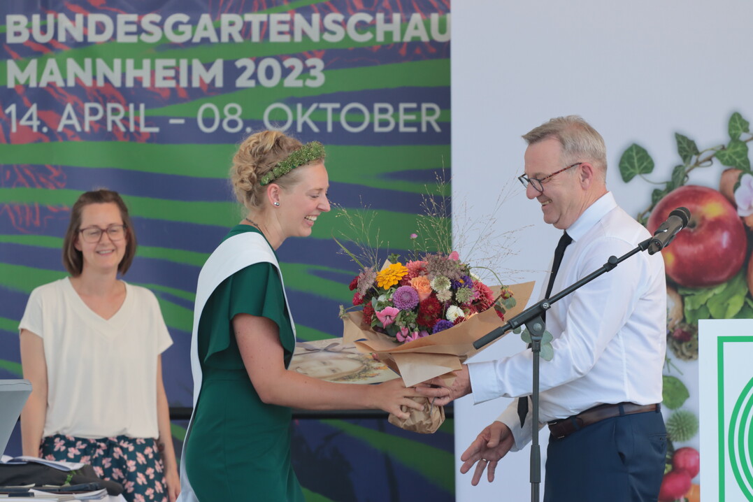 Regina Haindl bekam zu ihrer Verabschiedung einen Blumenstrau und ein Portrtbild berreicht. 