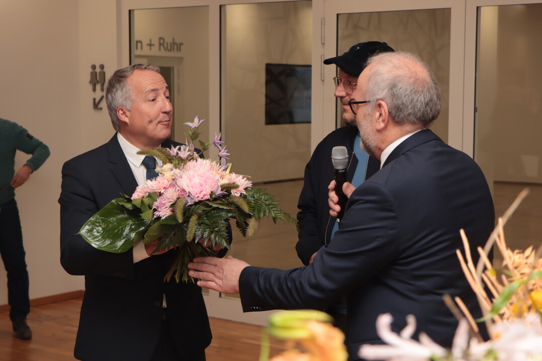 For the 40th edition of IPM ESSEN, Klaus Gtz, President of the Association of German Florists (right) presented a bouquet of flowers to Oliver P. Kuhrt, Managing Director of Messe Essen (left) on the day before the trade fair.