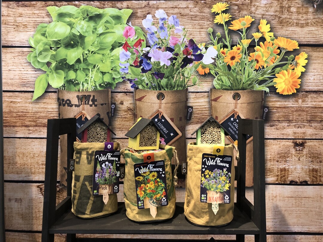 Der niederlndische Samenhndler Baza House of Seeds verpackt seine Wildblumenmischungen in recycelte Stoffbeutel. Zudem ist jede Tasche mit einem Bienenhotel ausgestattet, das das Unternehmen gemeinsam mit der niederlndischen Bienenstiftung entwickelt hat  zusammen mit dem stimmungsvollen Etikett ein schnes Gesamtpaket, das sich auch als Geschenk eignet. Im Stoffbeutel enthalten sind ein Bio-Substrat und jeweils drei Tten Bio-Saatgut in verschiedenen Sorten. Neben seinen Samenmischungen zeigt das Unternehmen auch Wildfuttermischungen in Stoffbeuteln.