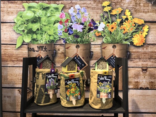Der niederlndische Samenhndler Baza House of Seeds verpackt seine Wildblumenmischungen in recycelte Stoffbeutel. Zudem ist jede Tasche mit einem Bienenhotel ausgestattet, das das Unternehmen gemeinsam mit der niederlndischen Bienenstiftung entwickelt hat  zusammen mit dem stimmungsvollen Etikett ein schnes Gesamtpaket, das sich auch als Geschenk eignet. Im Stoffbeutel enthalten sind ein Bio-Substrat und jeweils drei Tten Bio-Saatgut in verschiedenen Sorten. Neben seinen Samenmischungen zeigt das Unternehmen auch Wildfuttermischungen in Stoffbeuteln.