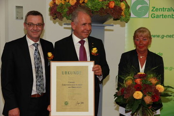 ZVG-Prsident Jrgen Mertz (von links), zeichnete den scheidenden ZVG-Prsidenten Heinz Herker mit der Goldenen Ehrenmedaille mit Brillanten aus und dankte auch Ehefrau Gieseltrud Herker.