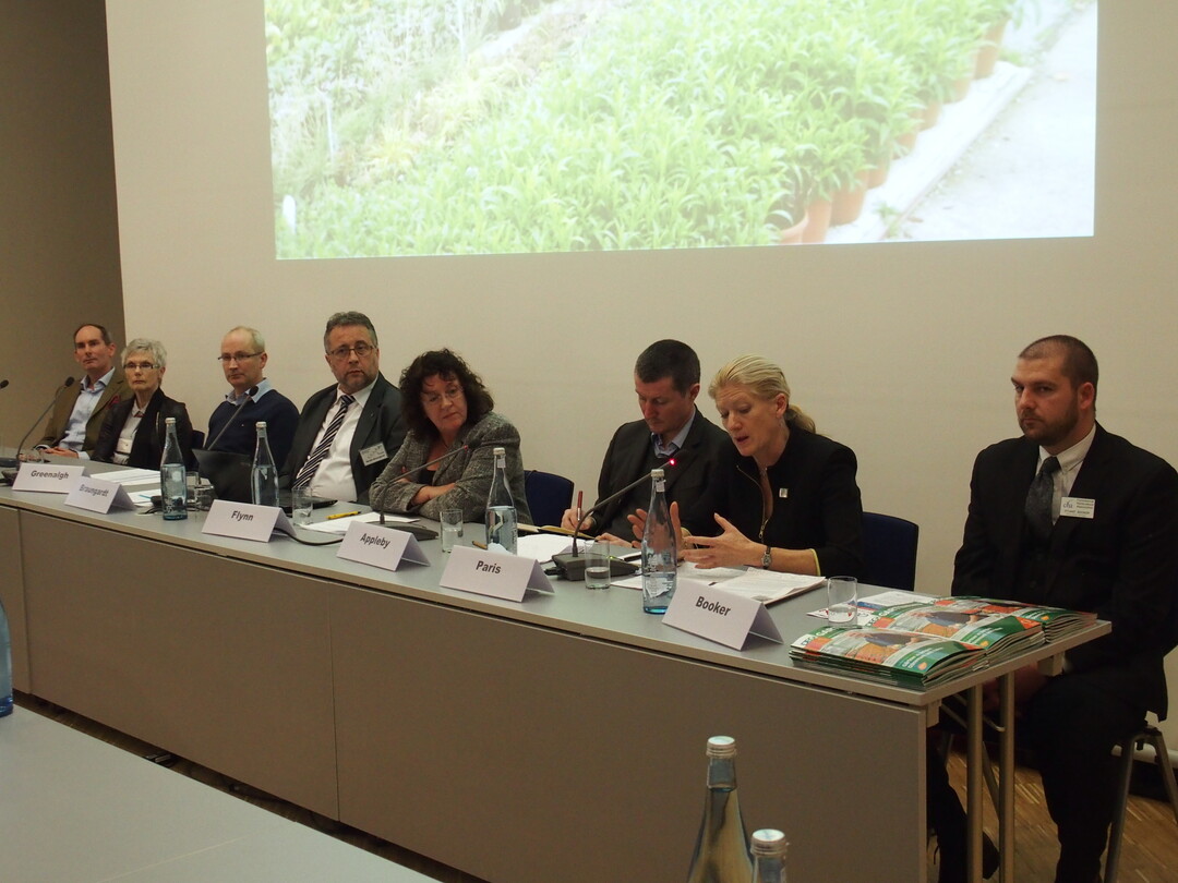 Auf dem Gartenbauforum informierten und diskutierten Fachleute über die britischen Herausforderungen. Von links: Ed Marley (Plant Marketing International and Whetman Pinks), Pat Flynn (Commercial Horticultural Association, CHA) Lindsay Reid (Guernsey Clematis Nursery), Paul Greenhalgh (PG Horticulture) Harald Braungart (Geschäftsführer INDEGA und Step Systems), Matthew Appleby (Journalist HortWeek), Carol Paris (Horticultural Trades Association HTA), Stuart Booker (Commercial Horticultural Association, CHA)