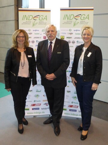 Prsident Prof. Dr. Matthias Diezemann hat Geschftsfhrerin Elke Mller (rechts) und Marion Schieble auf der IPM begrt