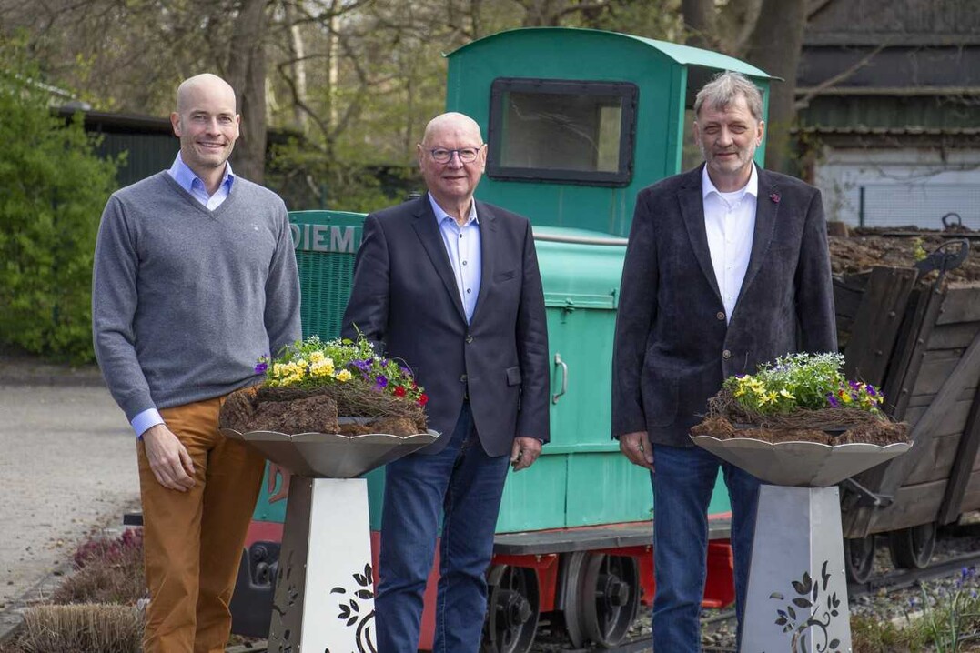 (v.l.n.r.) Floragard Geschftsfhrer Ulrich von Glahn verabschiedete den scheidenden Aufsichtsratsvorsitzenden Paul Rmann und Aufsichtsrat Heinrich Strenge  