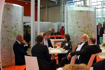 Der Zentralverband Gartenbau (ZVG) lud am ersten Messetag zu einem Informationsge-sprch zum russischen Baumschulimportstopp mit dem Vertreter der Deutschen Botschaft in Moskau, Dr. Andreas Klimant (Mitte hinten). Beteiligt waren am deutschen Gemeinschafts-stand .v.l. Jan Roelofs, Prsident des Verbandes des Deutschen Blumen-, Gro- und Im-porthandels e.V. (BGI), der Prsident des Landesverbandes Gartenbau Westfalen-Lippe, Helmut Rskamp, die Informantin des Bundeslandwirtschaftsministeriums, Bettina Banse (ZVG), der Prsident des Landesverbandes Gartenbau Rheinland, Heinrich Hiep, und Franz Zeiler, BGI- Geschftsfhrer.