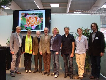 Die Gewinner der Groen Goldmedaillen und des Ehrenpreis gemeinsam mit den Vertretern der igs hamburg auf der Bhne beim i-Point GRN.