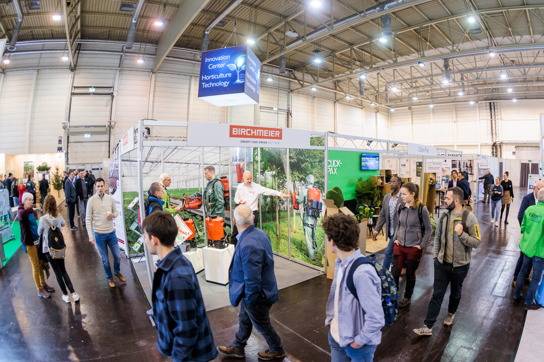 Das Innovationscenter Gartenbautechnik in Halle 4 ist ein Forum, in dem Fachbesucher*innen ihr Wissen über aktuelle und zukunftsorientierte Technik-Themen, wie Nachhaltigkeit, Torfreduktion, Automatisierung und Energie erweitern können. Begleitet wird das Forum von einem spannenden Rahmenprogramm.