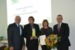 Peter Bleser (links), Parlamentarischer Staatssekretär im BMEL, und Jürgen Mertz (rechts), Präsident des Zentralverbandes Gartenbau (ZVG), überreichten beim Deutschen Gartenbau am 25. September in den „Deutschen Innovationspreises Gartenbau 2014“ an den Gartenbaubetrieb Peter van Leuven aus Geldern-Lüllingen.