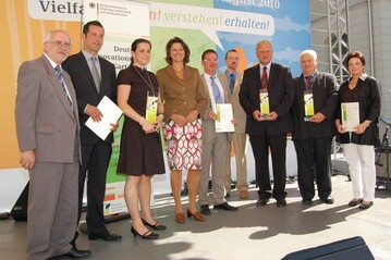 Als Vertreter des grtnerischen Berufsstandes gratulierte Dr. Siegfried Scholz (ganz links), Generalsekretr
des Zentralverbandes Gartenbau (ZVG), den Preistrgern.