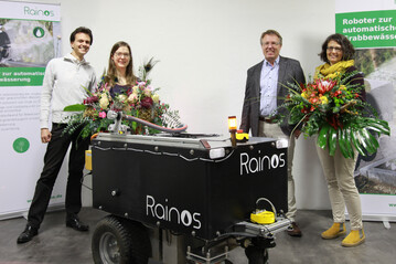 Bayerische UnternehmerInnen freuen sich ber den Innovationspreis Deutscher Gartenbau (von links): Alwin und Sabrina Heerklotz (Innok Robotics), Heino und Annette Schwarz (Blumen Schwarz).