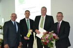 Peter Bleser (links), Parlamentarischer Staatssekretär im BMEL, und Jürgen Mertz (rechts), Präsident des Zentralverbandes Gartenbau (ZVG), überreichten beim Deutschen Gartenbau am 25. September in den „Deutschen Innovationspreises Gartenbau 2014“ an die RAM GmbH Mess- und Regeltechnik aus Herrsching.