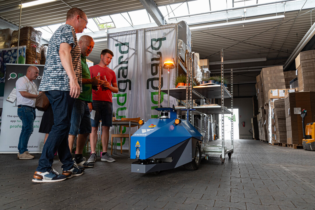 Vorfhrung eines Transportroboters bei InnokRobotics.