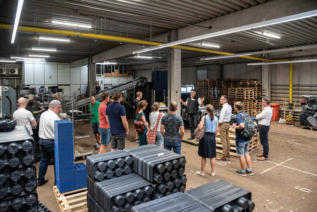 Besucher an der Recyclingstation.
