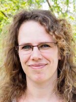 Katja Arndt ist M. Sc. Gartenbau mit Berufserfahrung in verschiedenen Sparten. Im Projekt „TerZ“ (Einsatz torfreduzierter Substrate im Zierpflanzenbau) ist sie als Gesamt- und Regionalkoordinatorin tätig, angestellt bei der Landwirtschaftskammer Niedersachsen mit Dienstsitz in Hannover. Zu ihren Aufgaben gehören die wissenschaftliche Betreuung und Beratung der beteiligten Gartenbaubetriebe vor Ort, die Kommunikation zwischen den Projektmitgliedern und die Öffentlichkeitsarbeit. In DEGA GARTENBAU hat sie in den Ausgaben 6/2019, 7/2020 und 10/2020 berichtet.