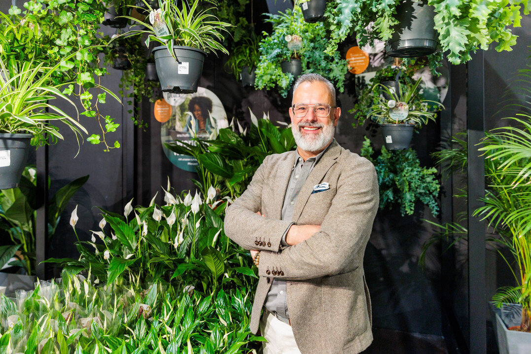 Kreativdirektor Romeo Sommers führt durch das IPM Discovery Center in Halle 5 und zeigt die neuesten nachhaltigen Retail- und POS-Konzepte für grüne Produkte.