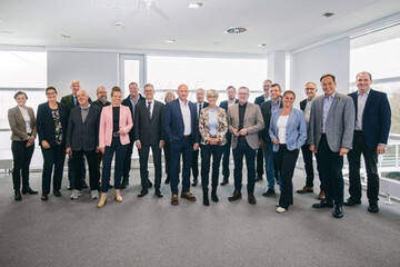 Der IPM-Messebeirat hat Zuwachs bekommen. Ab sofort gehren Landgard-Vorstand Dirk Bader und FDF-Prsident Klaus Gtz dem Fachgremium an. Insgesamt besteht der Beirat damit nun aus 17 Experten aus Wirtschaft, Handel und Politik. Sie geben der Weltleitmesse der grnen Branche wichtige Impulse und sind mageblich an ihrer inhaltlichen sowie strategischen Weiterentwicklung beteiligt.