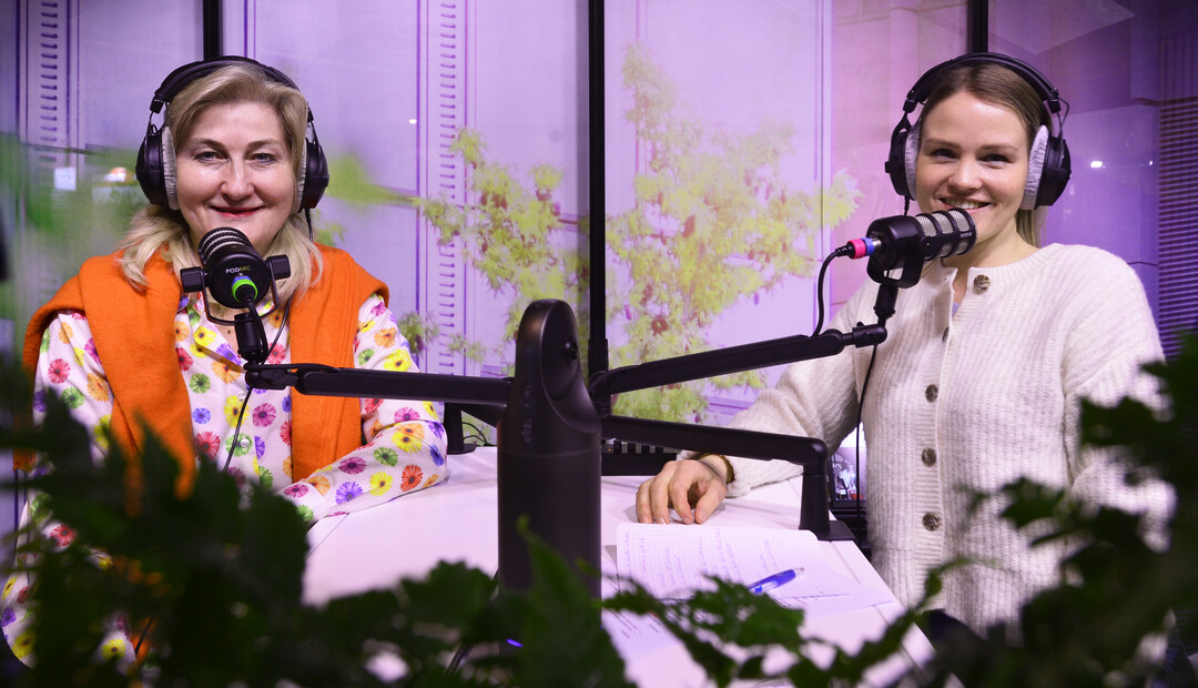 Martina Mensing-Meckelburg, Präsidentin Verband Deutscher Garten-Center e. V., und Moderatorin Fenia Hirsch, bei der Aufzeichnung des IPM ESSEN Podcasts "FROM THE GREENHOUSE". Besucher können bei den aktuellen Produktionen im IPM Discovery Center Halle 5 dabei sein.