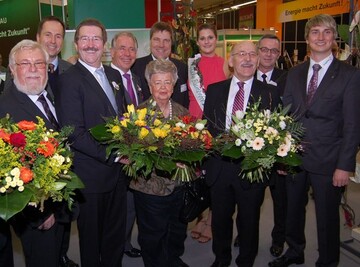 Beim Erffnungsrundgang ber die IPM 2011 machte Dr. Robert Kloos, Staatssekretr im Bundesministerium fr Ernhrung, Landwirtschaft und Verbraucherschutz (BMELV), auch am Messestand des Zentralverbandes Gartenbau (ZVG) mit seinen Landesverbnden Rheinland und Westfalen-Lippe Halt (von links): Heinrich Hiep, Prsident des Landesverbandes Gartenbau Rheinland, Helmut Rskamp, Prsident des Landesverbandes Gartenbau Westfalen-Lippe, Staatssekretr Dr. Robert
Kloos, Heinz Herker, Prsident des Zentralverbandes Gartenbau, Essens Altbrgermeisterin
Annette Jger, Andreas Lohff, ZVG-Vizeprsident, Christiane Sander, Deutsche Blumenfee
2010/2011, Rudolf Jelinek, Brgermeister der Stadt Essen, Jrgen Mertz, ZVGVizeprsident,
und Mirko Lettberg, Vorsitzender der Arbeitsgemeinschaft deutscher Junggrtner (AdJ).