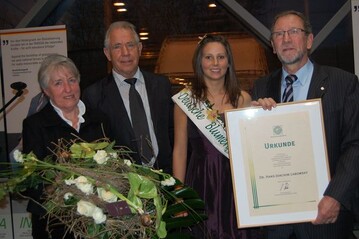 Dr. Hans-Joachim Labowksy (rechts) mit Ehefrau und ZVG-Prsident Heinz Herker sowie Lisa Maurer, Deutsche Blumenfee 2011/2012. 